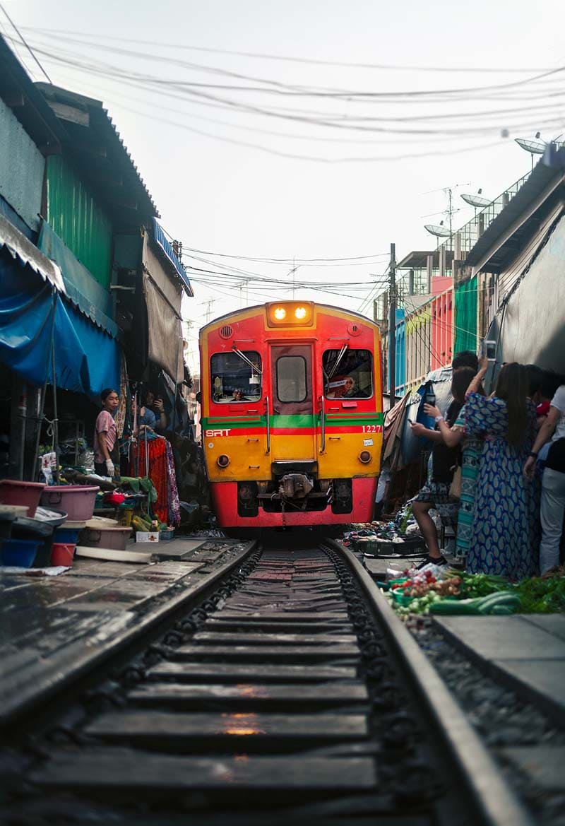عبور قطار از بازار ریلی در بانکوک 