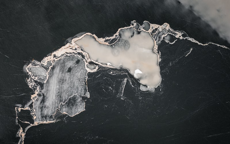 عکس هوایی از دریاچه‌ای یخ‌زده در نروژ به شکل گاو