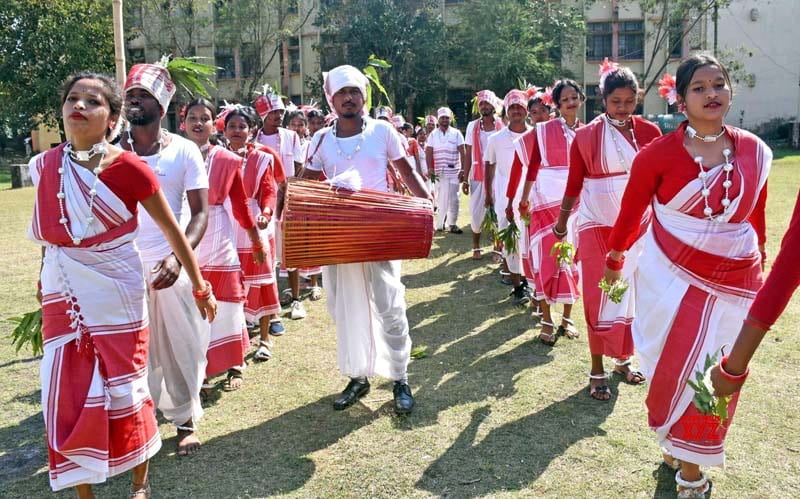زنان با ساری‌های قرمز و سفید در فستیوال سرهول