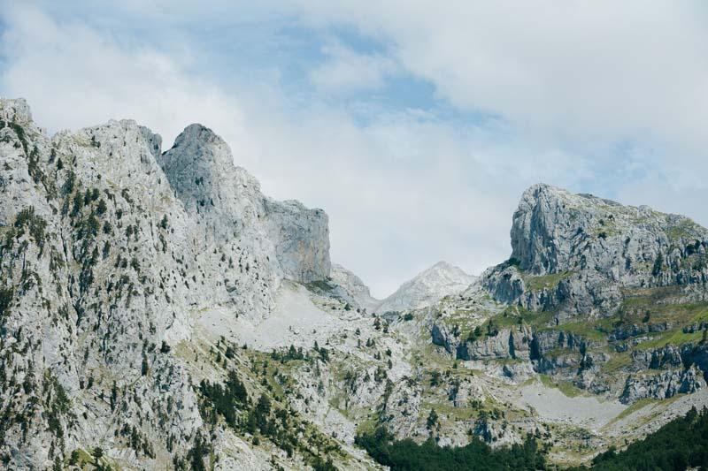 کوه‌هایی سفید رنگ در منطقه بالکان 