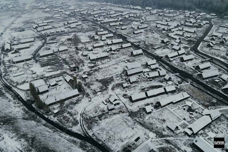خانه‌های روستای همو در چین پوشیده از برف و یخبندان
