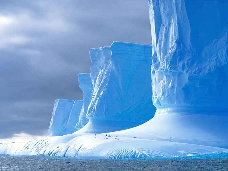 سه کوه برفی استوانه‌ای در جنوبگان