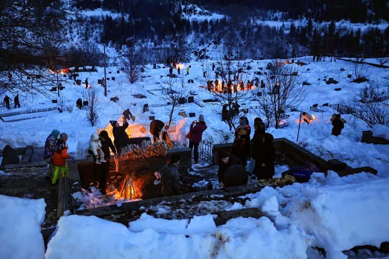 جشنواره مردمی «Lamproba» در ارتفاعات کوه‌های قفقاز  با روشن کردن آتش، دعا برای اموات و استقبال از آمدن بهار