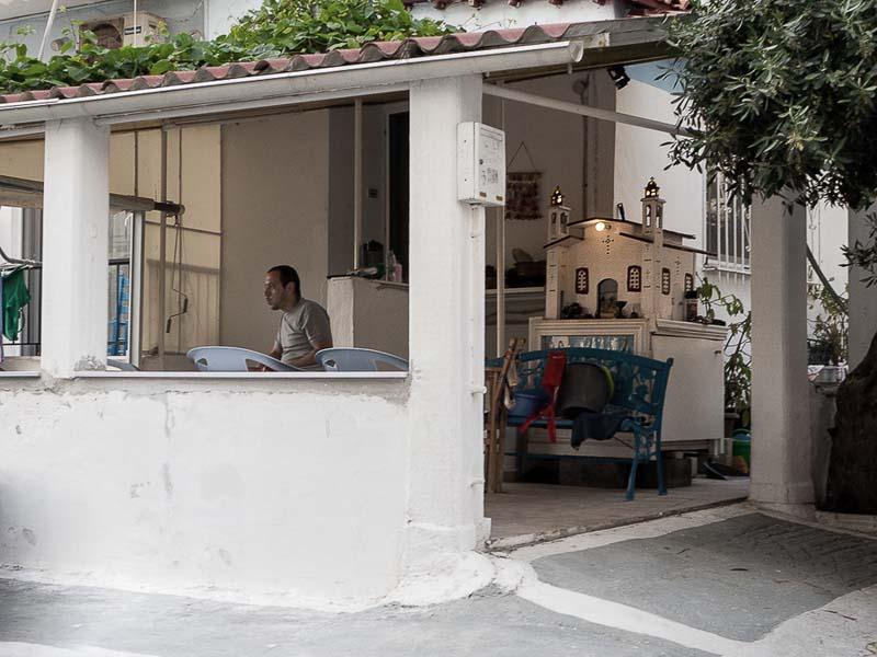 عبادتگاه کوچکی در مقابل یک ساختمان در یونان