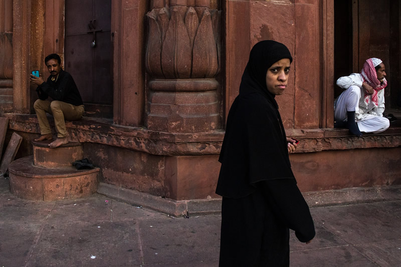 عبور یک زن از مقابل دو مرد در مسجد جامع دهلی
