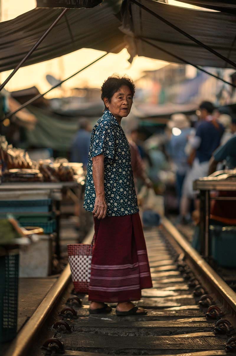 زنی در بازار ریلی شهر بانکوک