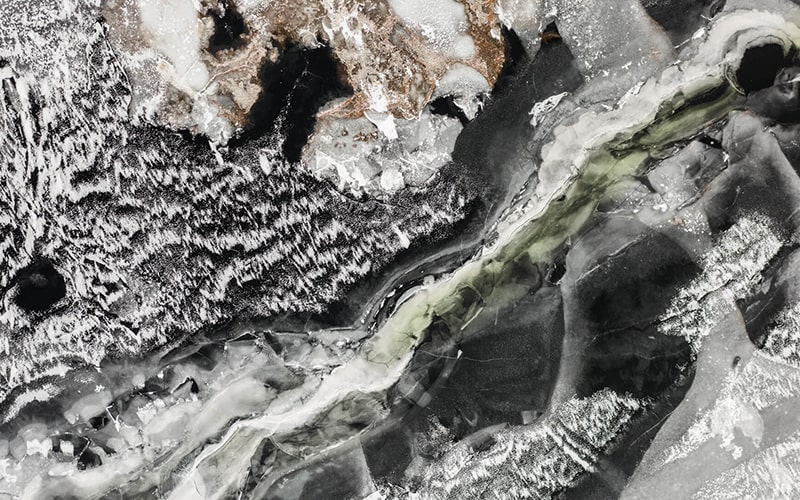 بافت‌های متنوع در دریاچه‌ای یخ‌زده در نروژ