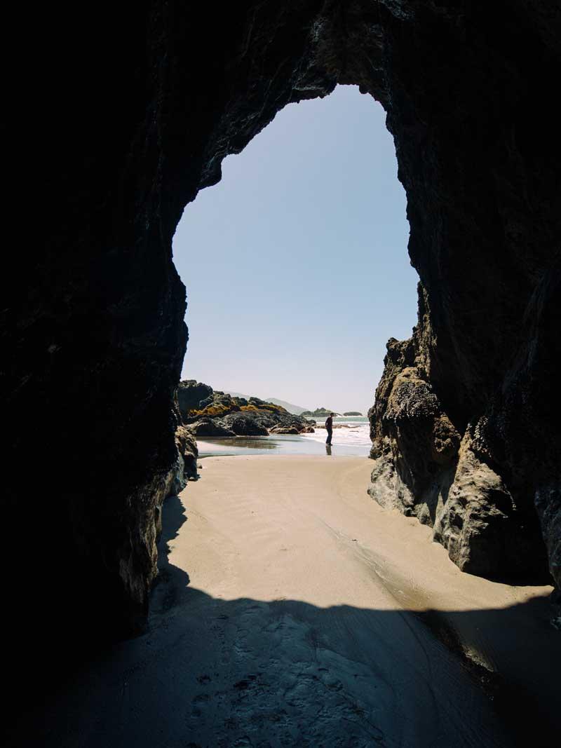 ورودی یک غار در کنار ساحلی در ایالت اورگن آمریکا