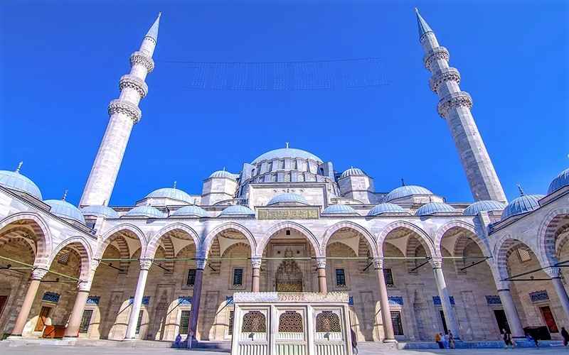 حیاط مسجد سلیمانیه استانبول، منبع عکس: istanbul-tourist-information.com، عکاس: نامشخص