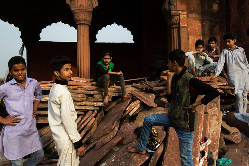 پسران نوجوان در بخش بازسازی نشده مسجد جامع دهلی