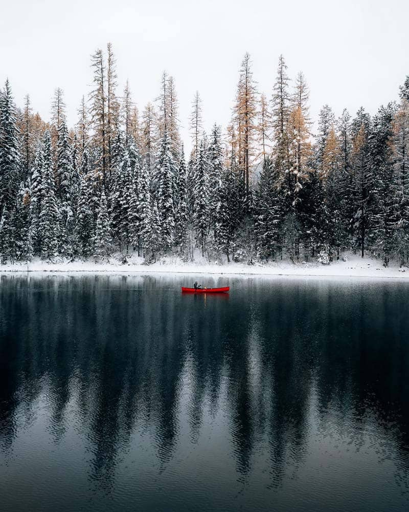 منظره زمستانی در دریاچه‌ای در مونتانا آمریکا