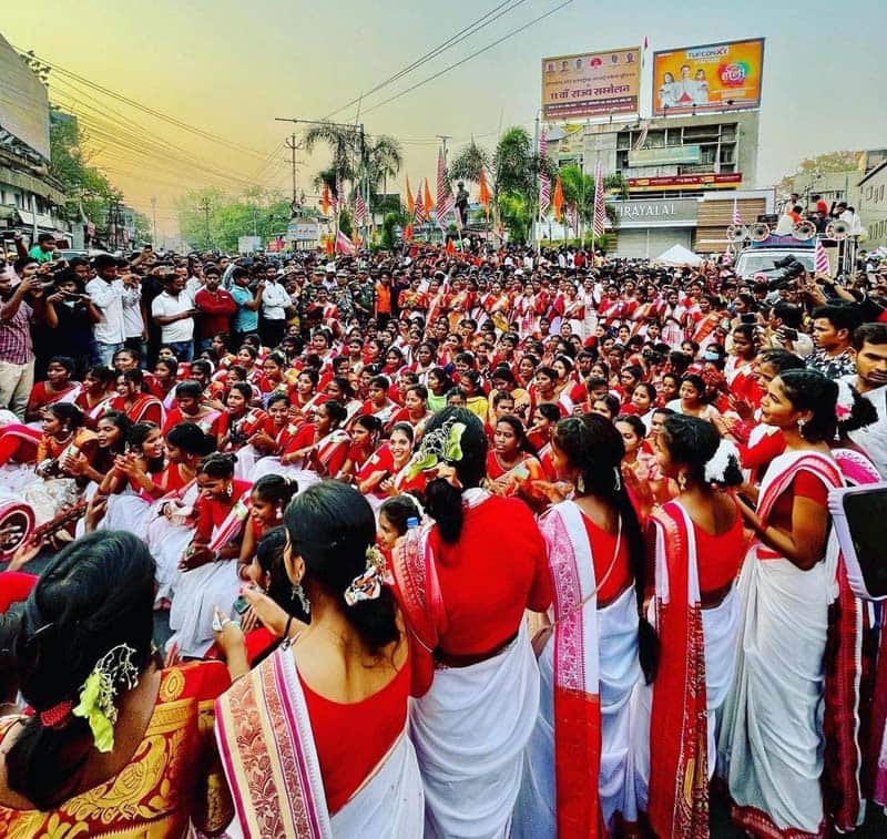 جمعیت زنان و مردان هند در خیابان برای فستیوال سرهول