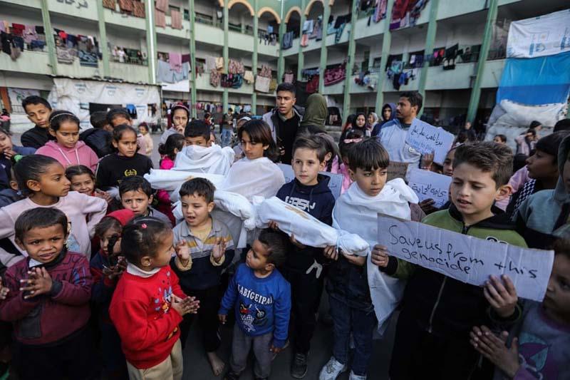 کودکان فلسطینی در تظاهراتی خواستار پایان دادن به جنگ و حق زندگی، آموزش و بازی خود شدند