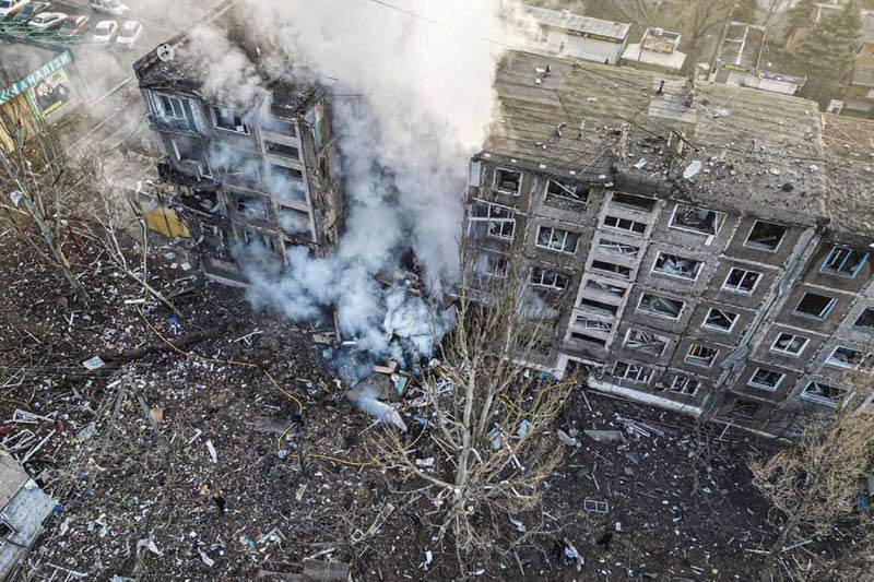بلند شدن دود از یک ساختمان مسکونی در اوکراین پس از حمله موشکی روسیه 