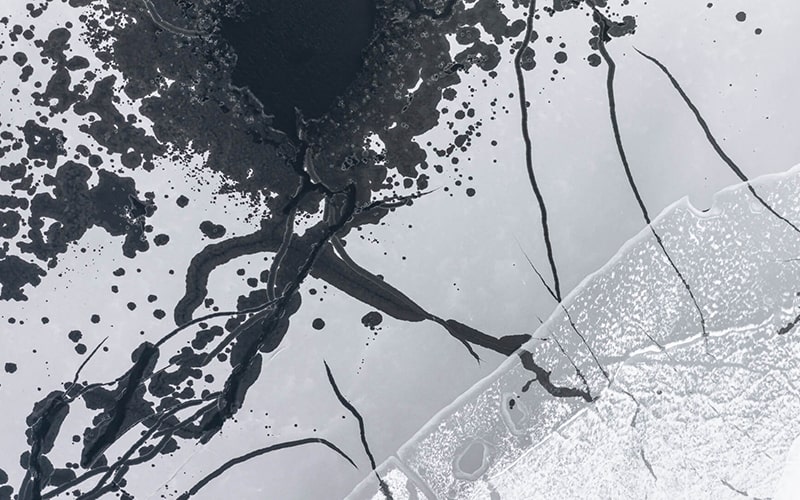 عکس هوایی از خطوط و اشکال دریاچه‌ای یخ‌زده در نروژ