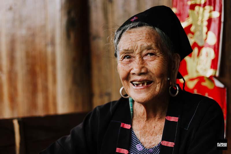 پیرزن چینی خندان از روستای پینگان در چین