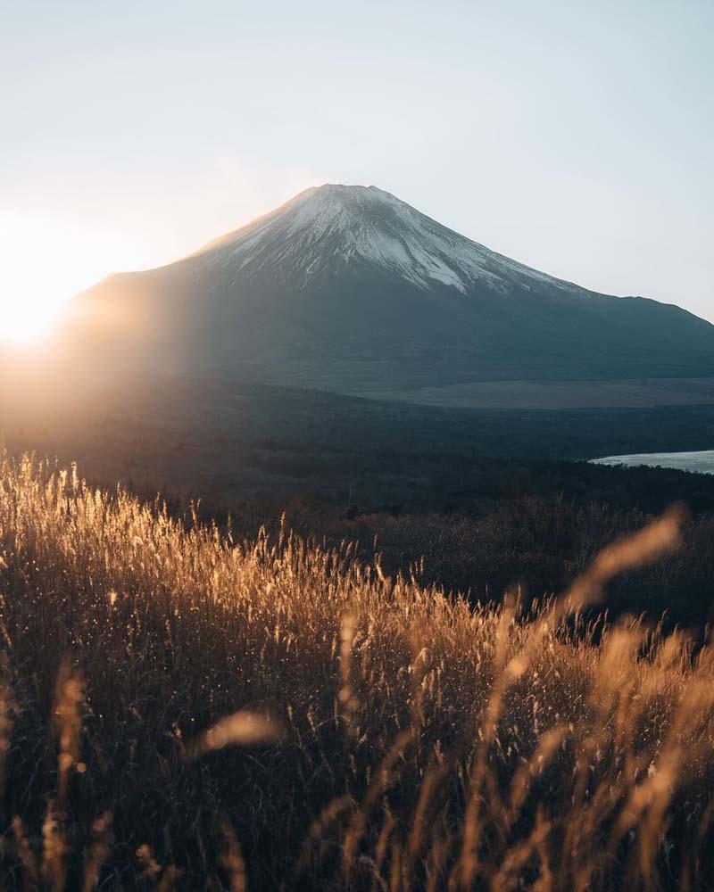تابش آفتاب در کوهستان فوجی در ژاپن