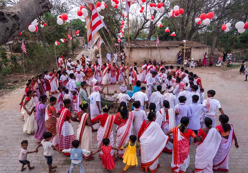 تجمع دایره‌وار زنان و مردان هندو در فستیوال سرهول هند