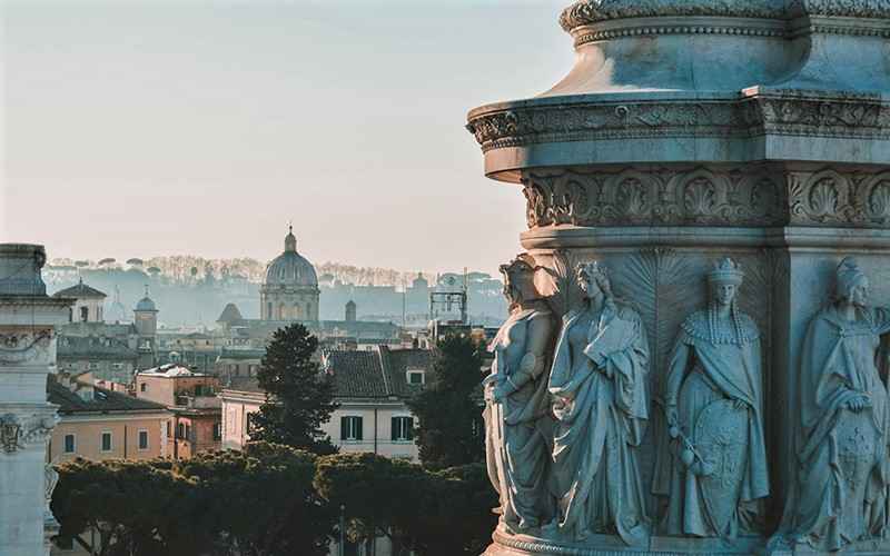 ساختمانی با مجسمه‌های تاریخی در رم