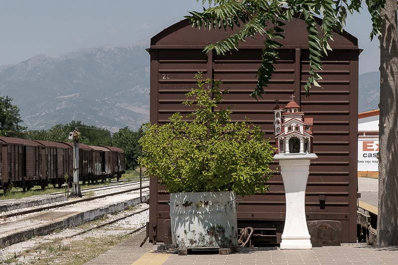 سازه معبدی کوچک کنار راه‌آهنی در یونان