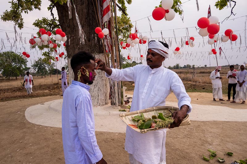 دو مرد هندی با لباس سفید در جشن سرهول