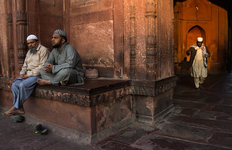 دو مرد نشسته بر سکویی در مسجد جامع دهلی