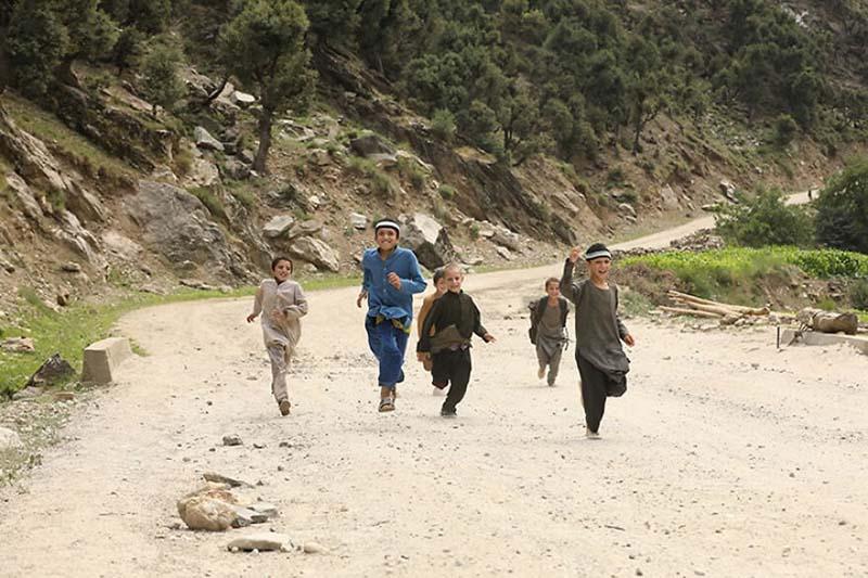 کودکان افغان در حال دویدن 