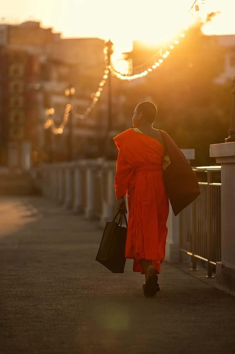 فردی با لباس راهب‌های بودایی در خیابان