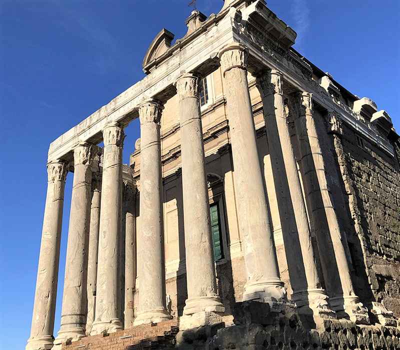 ساختمان ستون‌دار تاریخی در رم