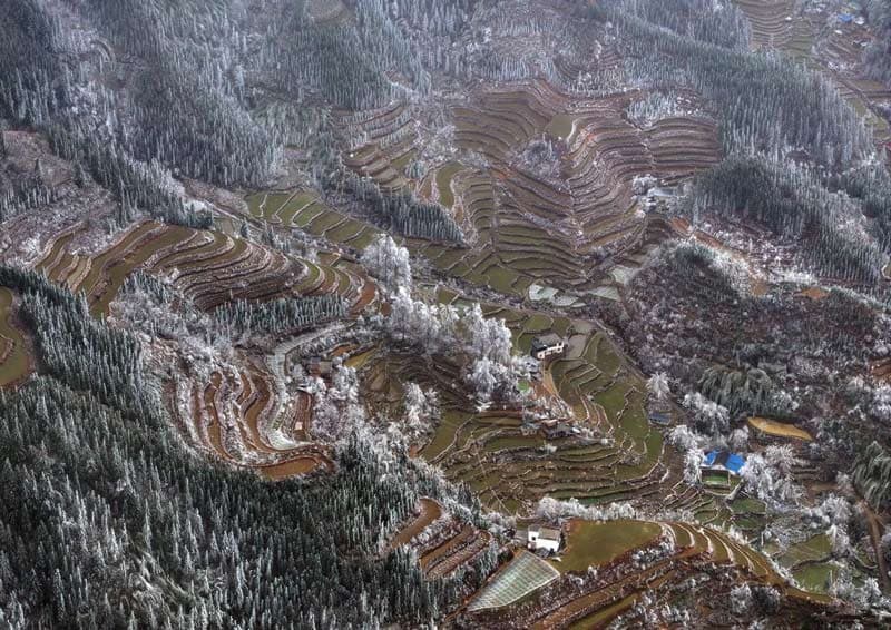 منظره  برفی در نزدیکی روستای دایوان (Dayuan)، در منطقه خودمختار گوانگشی ژوانگ (Guangxi Zhuang) در جنوب چین