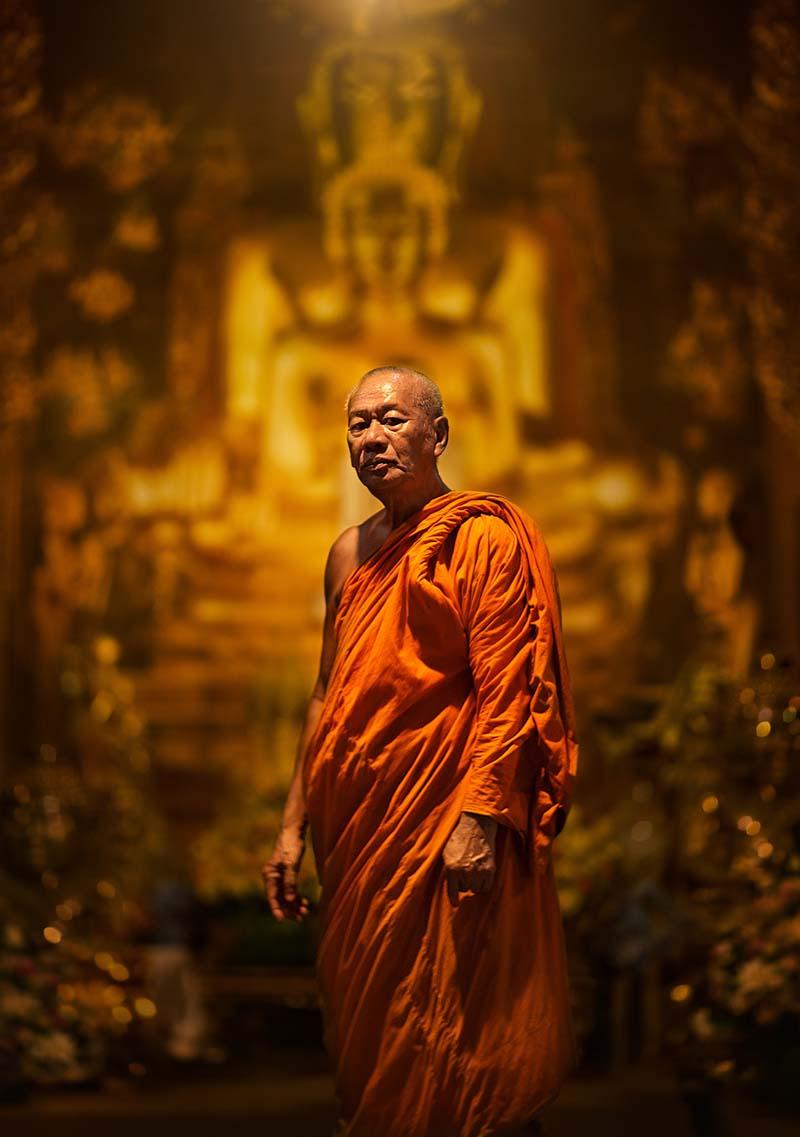 راهب بودایی با لباس مخصوص ایستاده در خیابان بانکوک