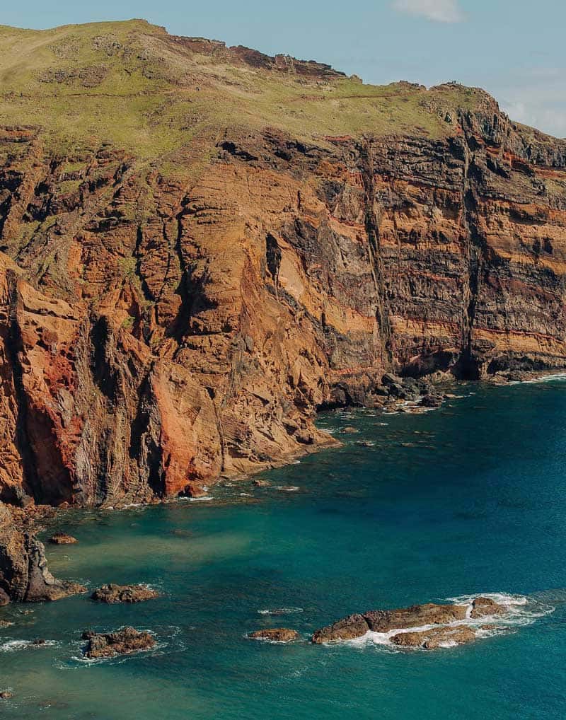 صخره‌های بلند کنار ساحل در جزیره مادیرا در پرتغال