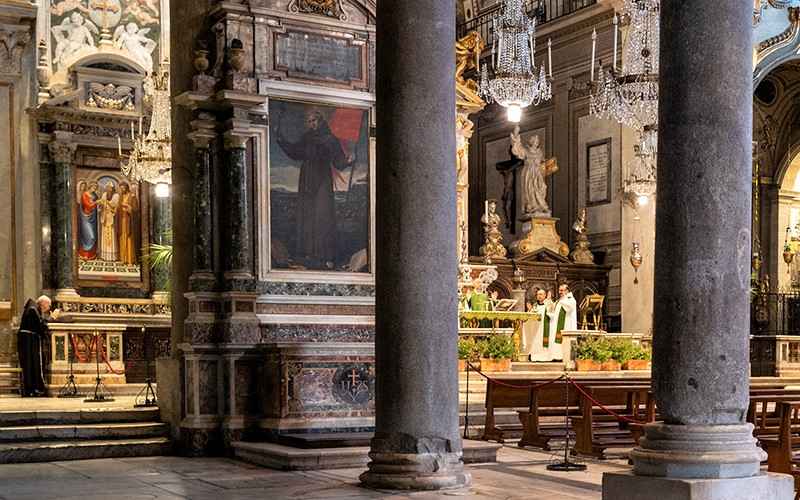 فضای داخلی یک کلیسای تاریخی در رم
