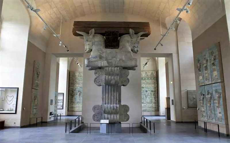 مجسمه‌های بزرگ تخت جمشید در موزه لوور، ‌منبع عکس: louvre.fr، عکاس: نامشخص