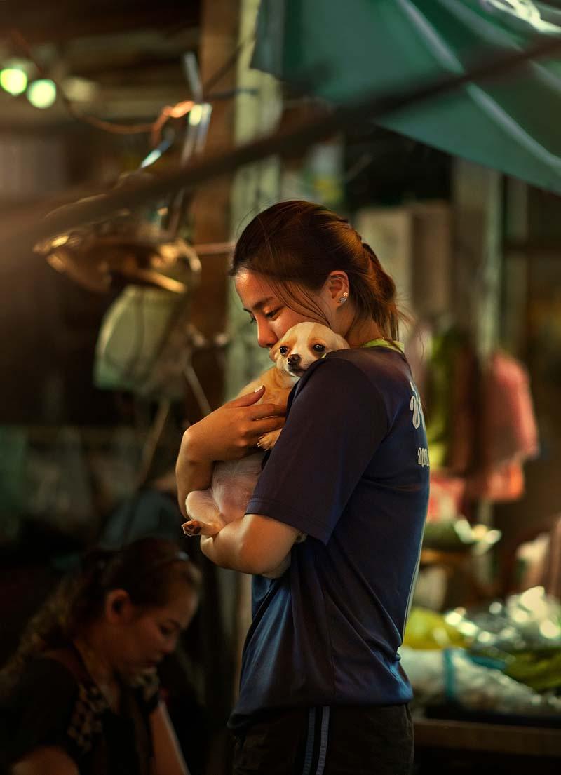 زنی به همراه سگش در خیابانی در بانکوک