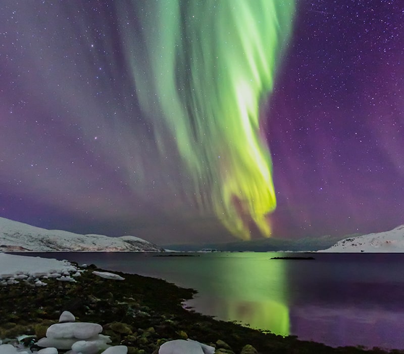 شفق قطبی به شکلی خطی عمودی در نروژ