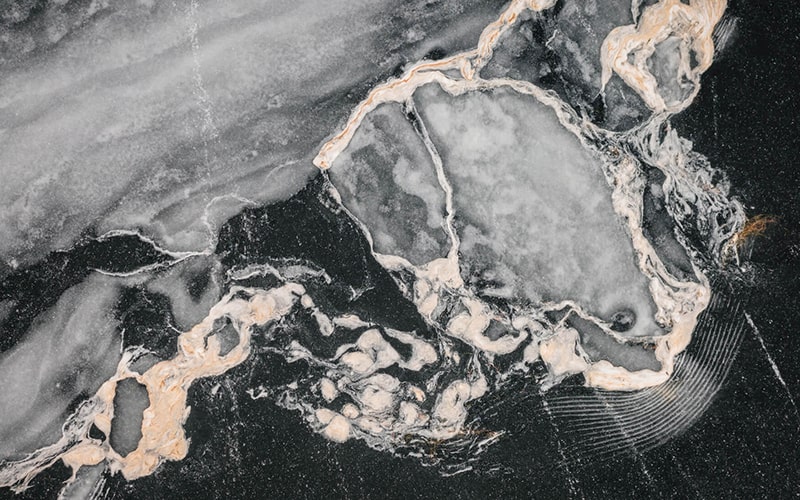 شکل‌های عجیب و غریب از دریاچه‌ای یخ‌زده در نروژ