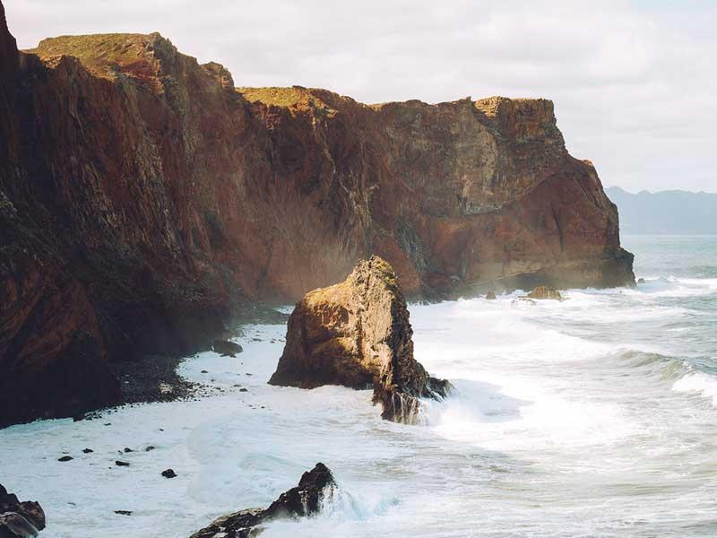 دریای مواج و صخره‌های ساحلی در جزیره مادیرا در پرتغال