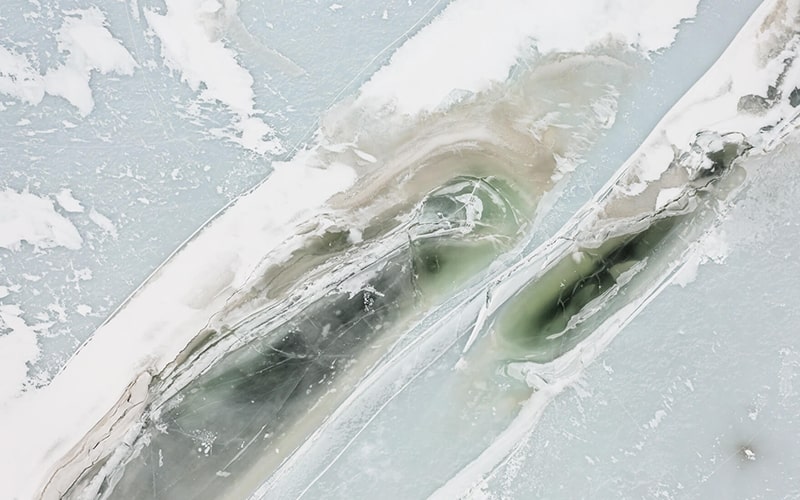 لایه‌های رنگی در دریاچه‌ای یخ‌زده در نروژ