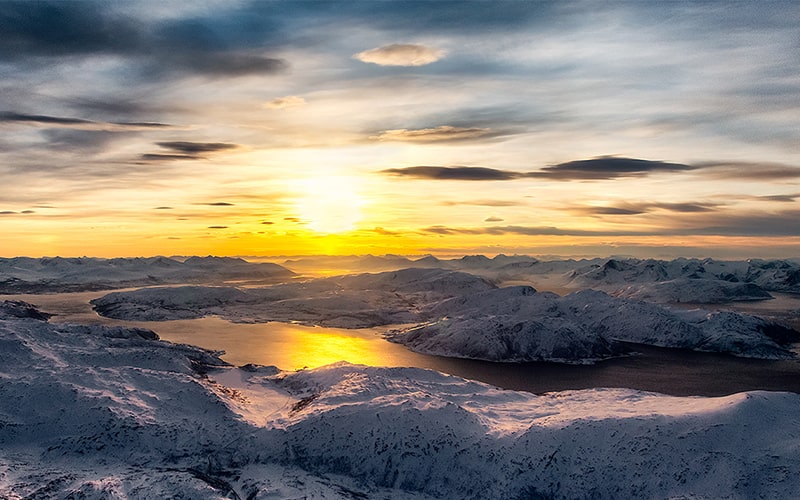 غروب خورشید بر فراز طبیعت برفی نروژ