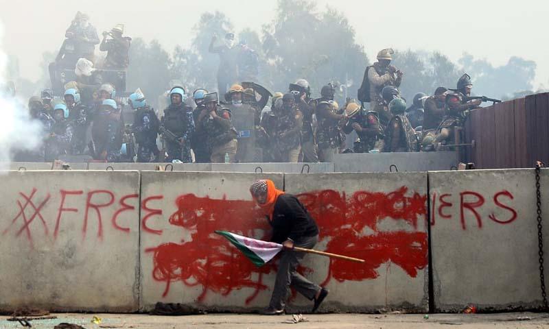 استفاده پلیس هند از گاز اشک آور علیه کشاورزان معترض پنجاب برای جلوگیری از حرکت آنها به سمت دهلی 
