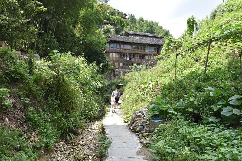 دو فرد در انتهای مسیر منتهی به خانه در روستای پینگان 