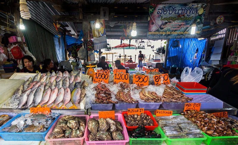 بازار ماهی راوای در پوکت؛ منبع عکس: Phuket 101، عکاس: نامشخص