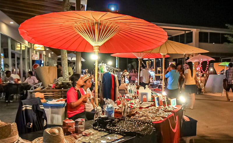 بازار شبانه ایندی در پوکت؛ منبع عکس: Phuket 101، عکاس: نامشخص