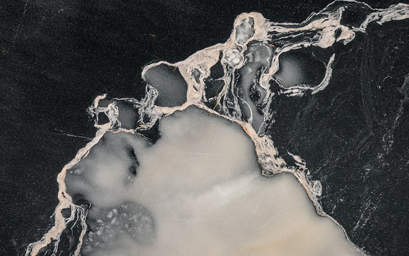 شکل عجیب یخ در دریاچه‌ای یخ‌زده در نروژ