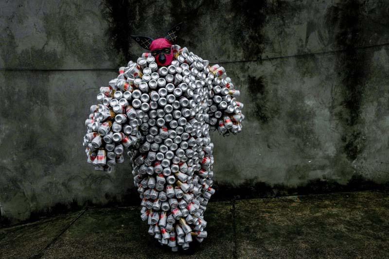 فردی با لباسی ساخته شده از قوطی نوشیدنی در رژه خیابانی قوطی آلومینیومی در برزیل