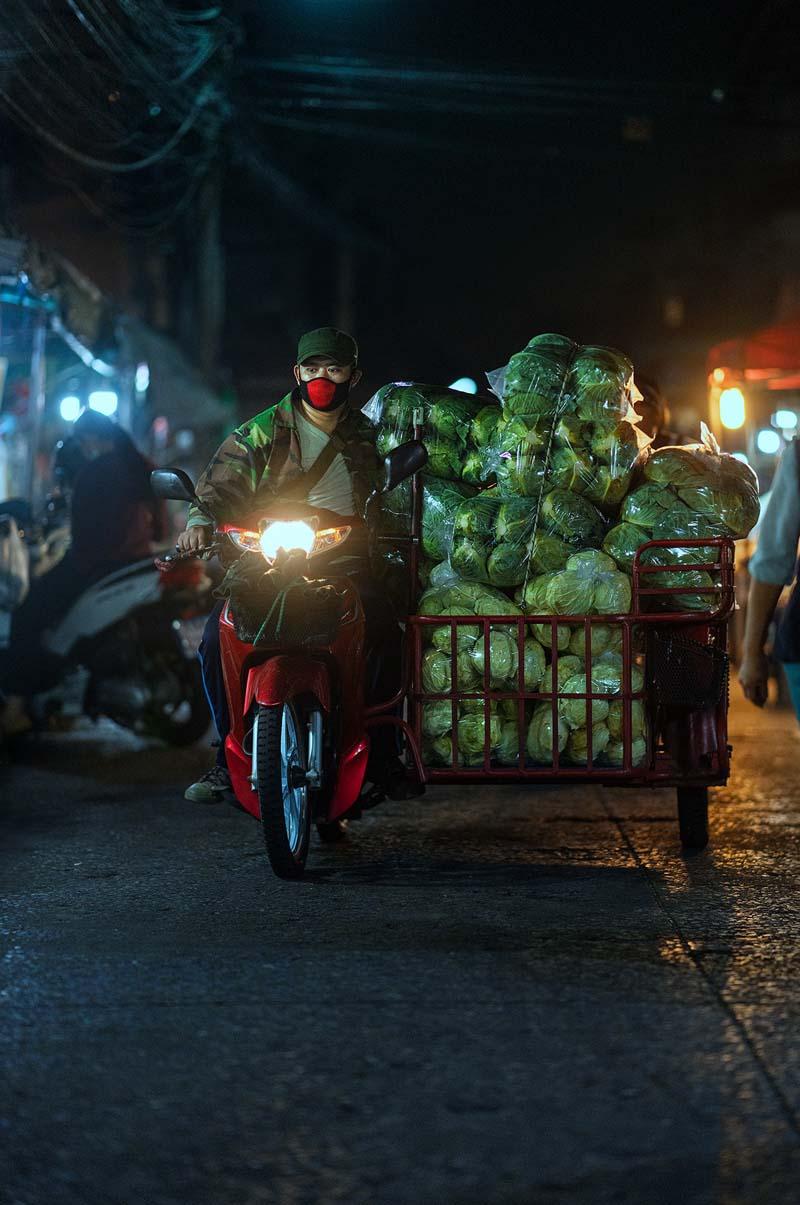 مرد فروشنده سبزیجات روی سه چرخه‌ای در شهر چیانگ مای