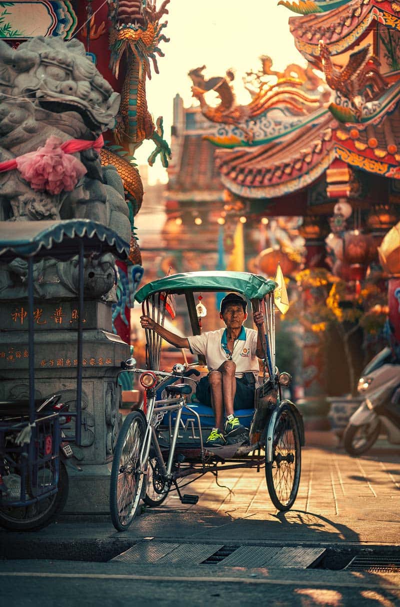 مردی سوار بر کالسکه در میان معماری قدیمی شهر چیانگ مای