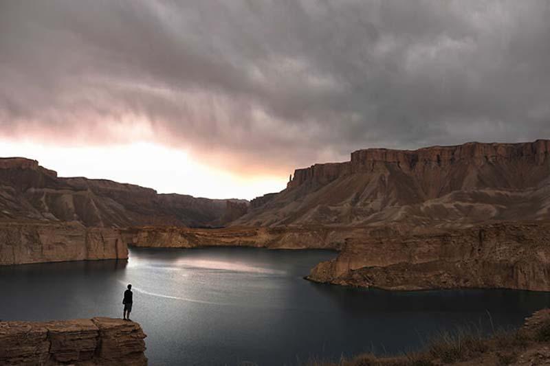 فردی روبروی دریاچه‌ای در افغانستان