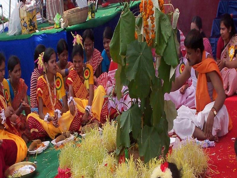 افرادی با لباس‌های رنگین در فستیوال سرهول هند